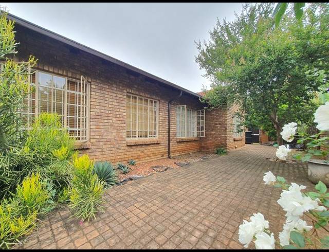 3 BEDROOM HOUSE FOR SALE IN SINOVILLE